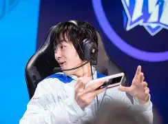 南宫28-冰球季后赛掀起高潮，雪域白虎队绝杀三湘天狼队，老将里程碑之夜——战术板得到兑现(冰雪大冲关爆高分)