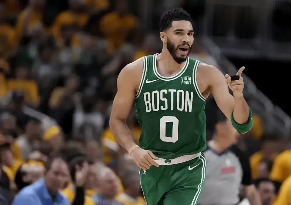 NG体育-包含比赛规则变更引发热议！，塔图姆在独行侠比赛中反败为胜全场沸腾不已的词条