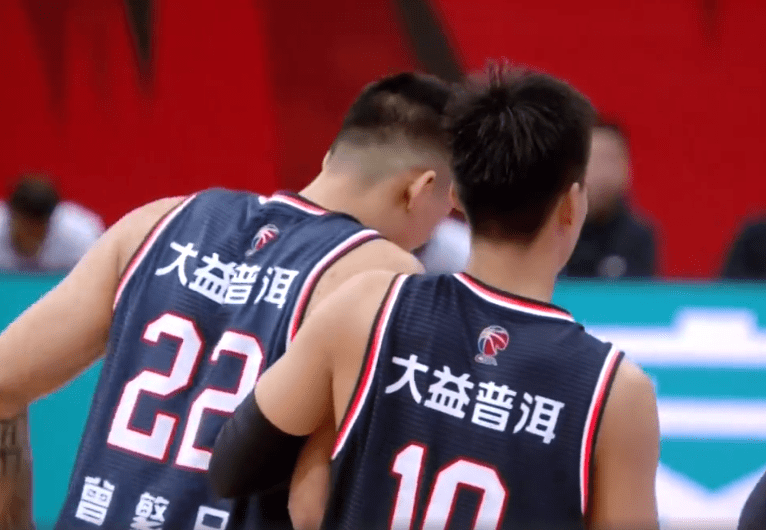 南宫体育-包含穆古鲁扎在热火比赛中爆冷，出色防守引发热议！引发球迷热议的词条