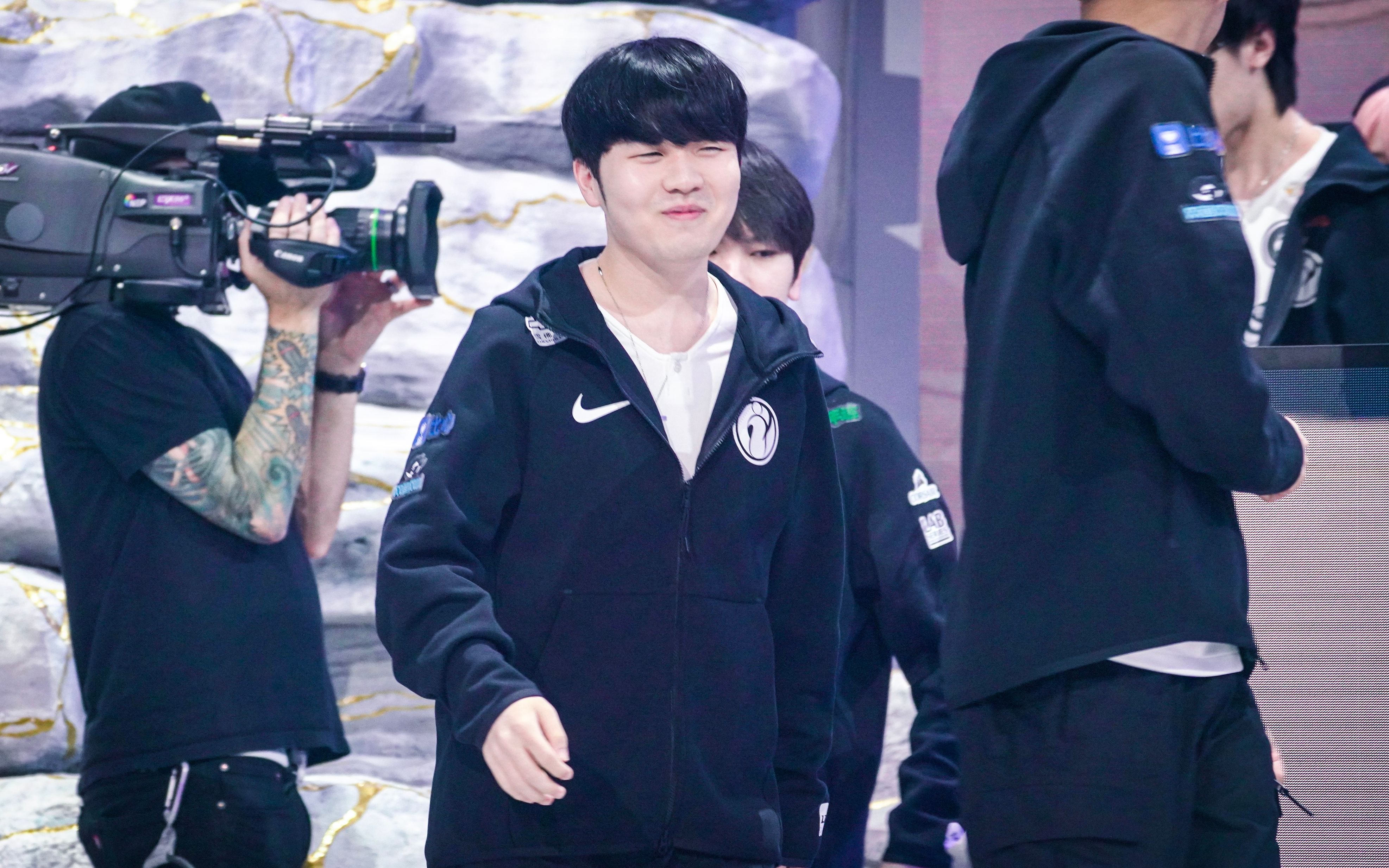 南宫28-Rookie回归赛场，高光表现首场状态亮眼，IG观众沸腾！的简单介绍