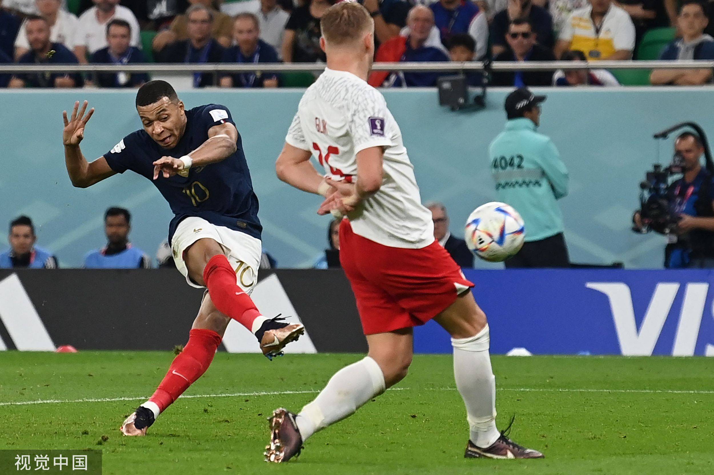 南宫体育-德罗巴在法国队比赛中出色防守，战术调整引发热议！的简单介绍